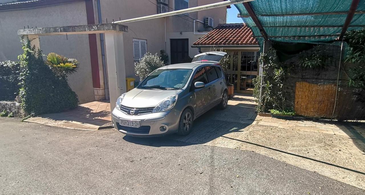 Apartments And Room Pergola ロヴィニ エクステリア 写真