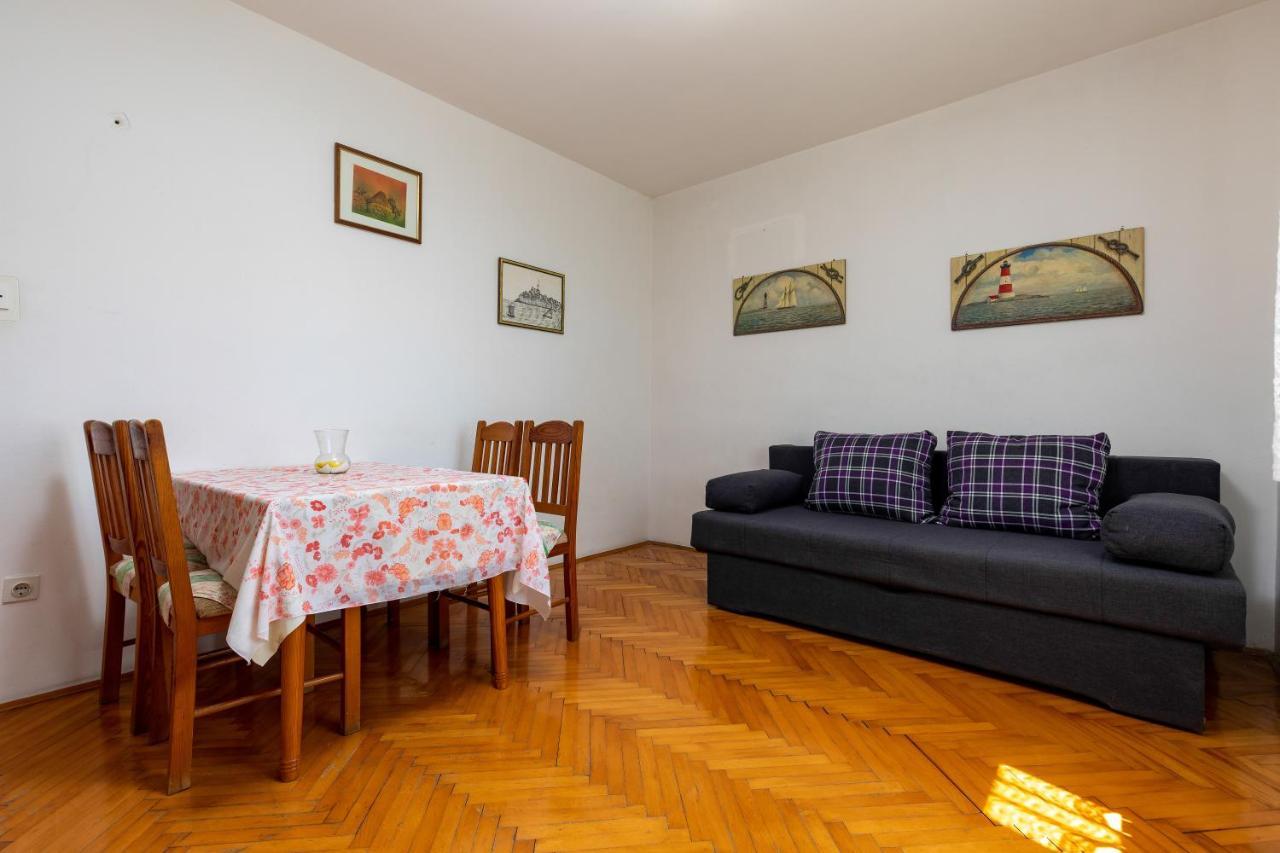 Apartments And Room Pergola ロヴィニ エクステリア 写真