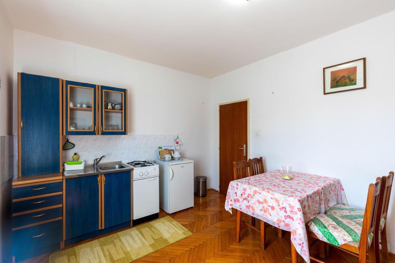 Apartments And Room Pergola ロヴィニ エクステリア 写真