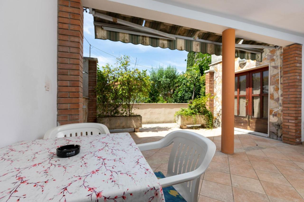 Apartments And Room Pergola ロヴィニ エクステリア 写真