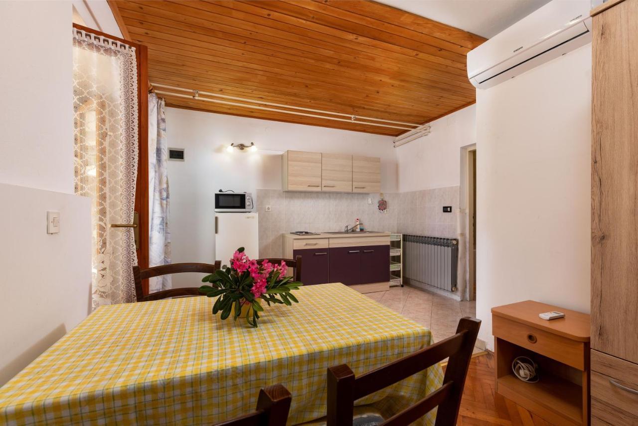 Apartments And Room Pergola ロヴィニ エクステリア 写真