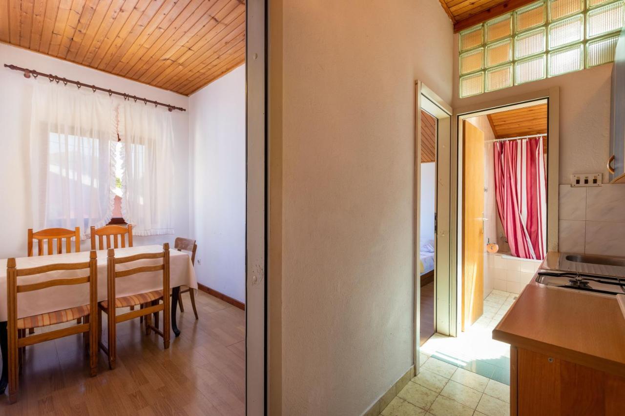 Apartments And Room Pergola ロヴィニ エクステリア 写真