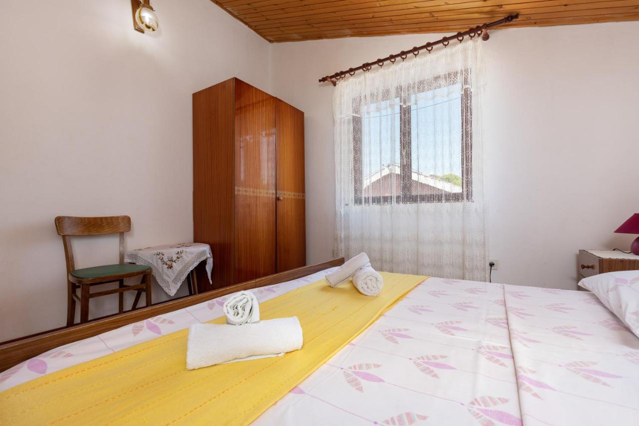 Apartments And Room Pergola ロヴィニ エクステリア 写真