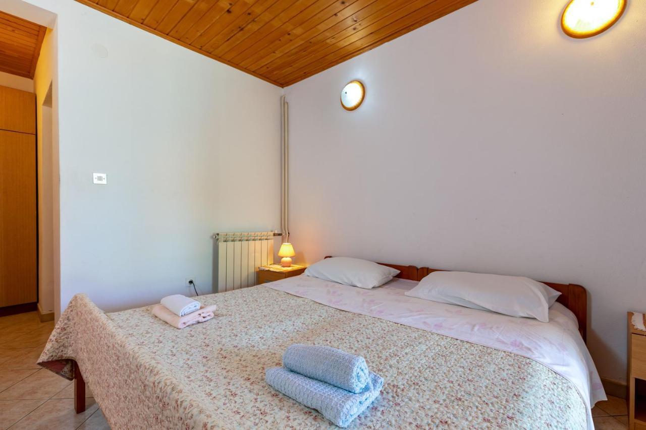 Apartments And Room Pergola ロヴィニ エクステリア 写真