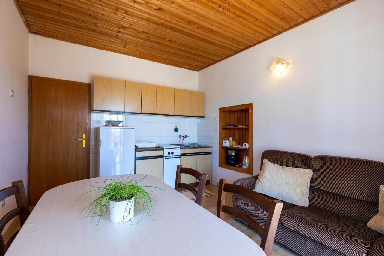 Apartments And Room Pergola ロヴィニ エクステリア 写真