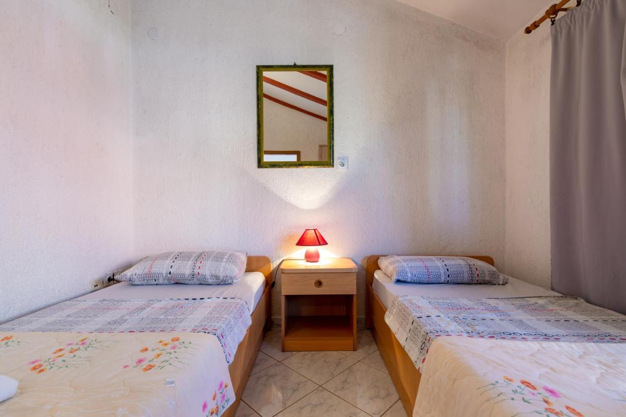 Apartments And Room Pergola ロヴィニ エクステリア 写真