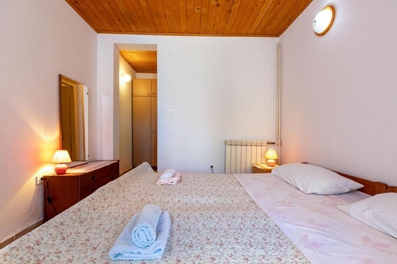 Apartments And Room Pergola ロヴィニ エクステリア 写真