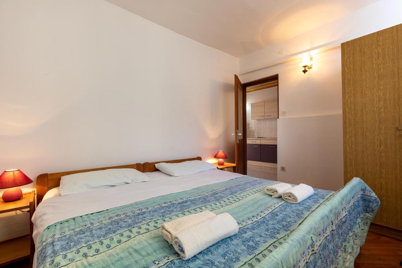 Apartments And Room Pergola ロヴィニ エクステリア 写真