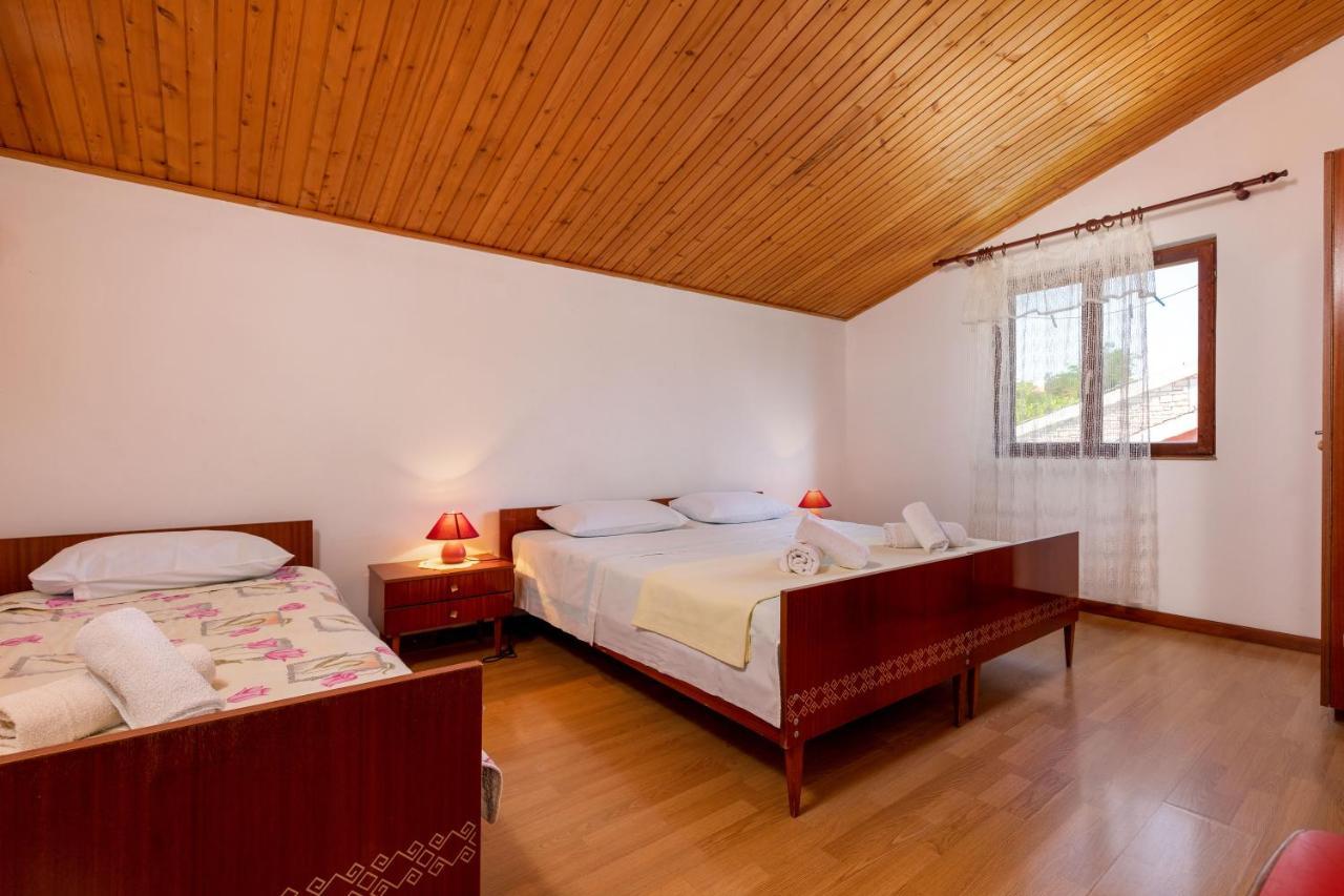 Apartments And Room Pergola ロヴィニ エクステリア 写真