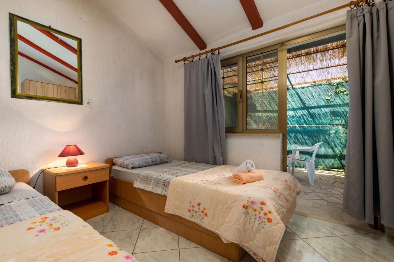 Apartments And Room Pergola ロヴィニ エクステリア 写真